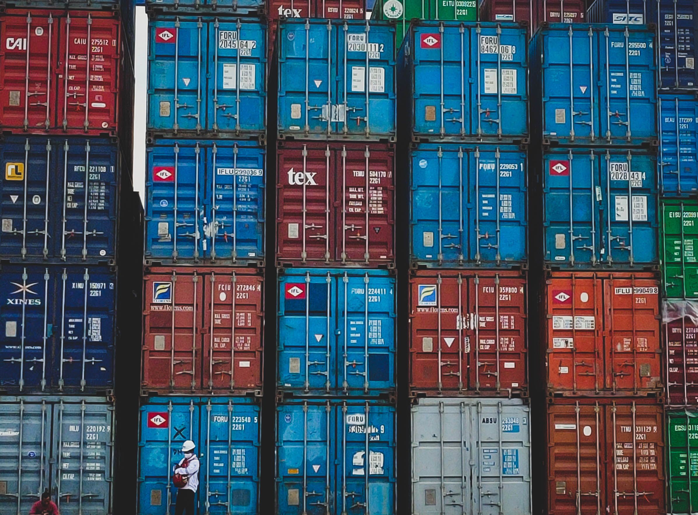Containers internacionales apilados en operación logística